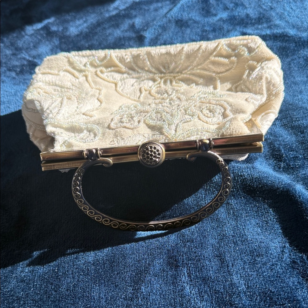 Vintage-Inspired Cream Clutch with Gold Handle - Picture 3 of 11